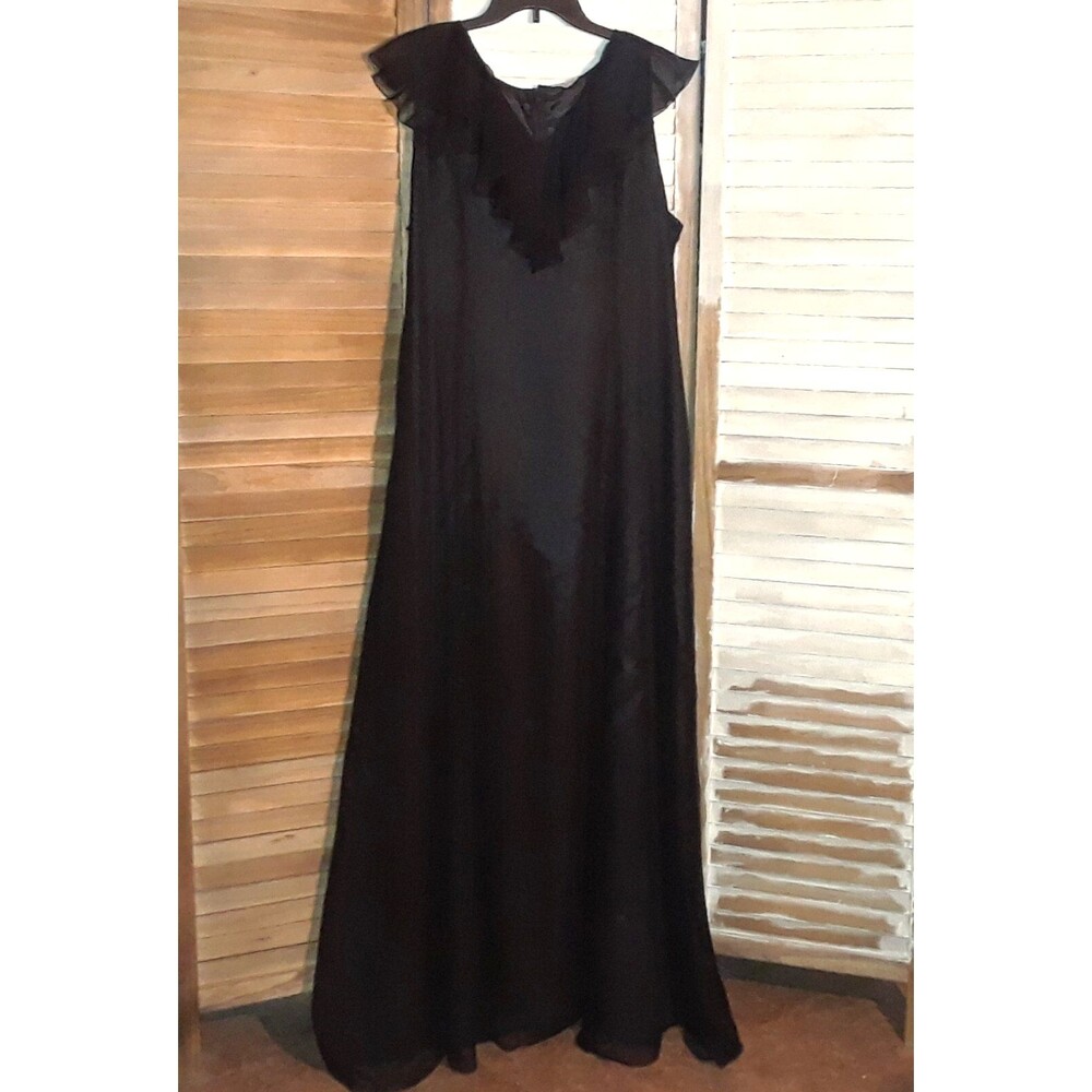 Formal Fashion Women's Dress Size 20 Long Gown Lined Sleeveless V Neck Ruffel
